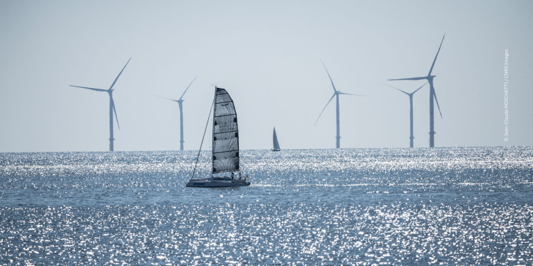 Le parc éolien de Saint Nazaire, avec un voilier devant