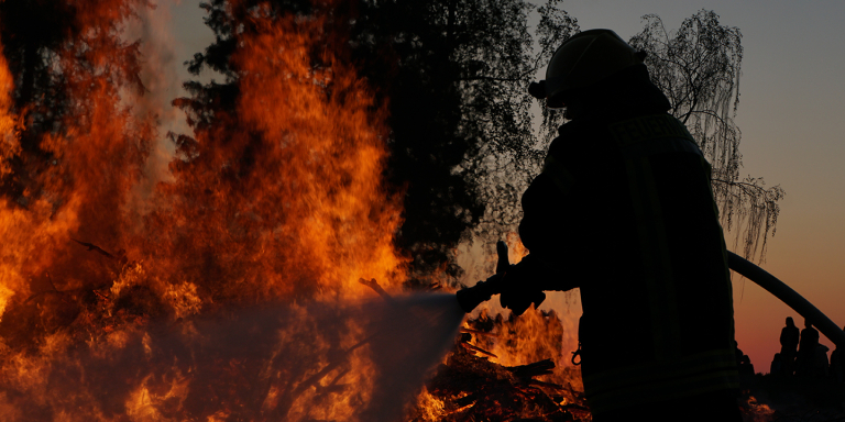 Pompiers éteignant un feu