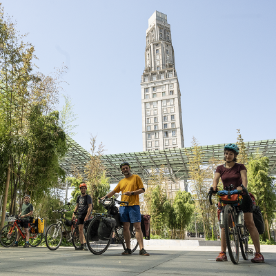 The team stops off in Amiens, at the foot of the Perret Tower.