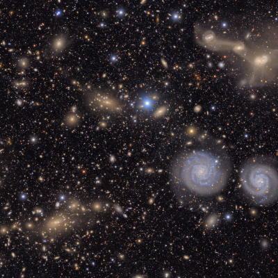 fond noir, nombreux objets brillants éparpillés (étoiles, galaxies, nébuleuses etc.)