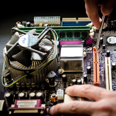 Une personne démonte un circuit électronique
