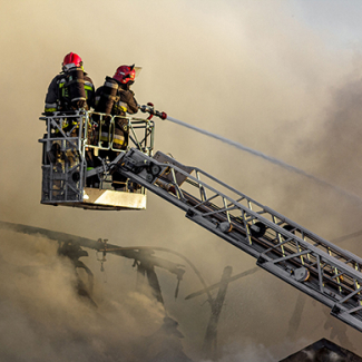 Pompiers éteignant un incendie.