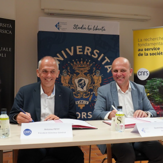 Signature de la convention par Dominique Federici et Antoine Petit