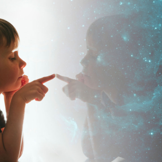 Une enfant pointe son doigt vers l'avenir