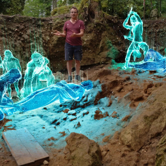 Un chercheur entouré d'hologrammes 