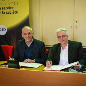 Hélène Boulanger et Antoine Petit signent le renouvellement de la convention entre le CNRS et l'Université de Lorraine
