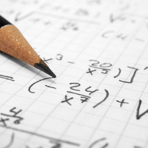 Un crayon de papier posé sur une feuille de calculs mathématiques