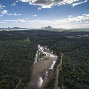 Rivière drainant des activités minières situées en amont, près de Voh, en Nouvelle-Calédonie 