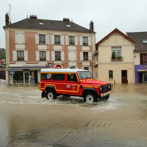 Avec le changement climatique, les événements extrêmes, comme cette inondation le 31 mai 2016 à Saint-Rémy-lès-Chevreuse, en France, se multiplient.