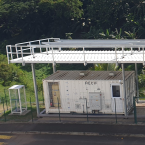 Le projet RECIF est un conteneur produisant de l'électricité renouvelable avec des panneaux solaires et de l'hydrogène. 