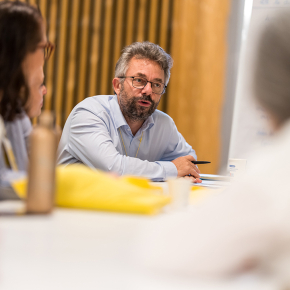 Guillaume Stahl, délégué général du réseau, au milieu d'autres alumni du CNRS le 26 septembre 2025