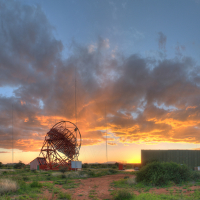 Couché de soleil sur quatre télescope de l'expérience HESS-II (High Energy Stereoscopic System) 
