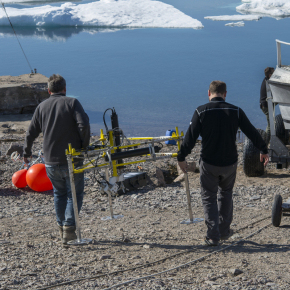 Des scientifiques mettent à l'eau un courantomètre, au Groenland