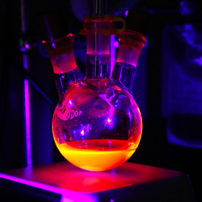 Ballon contenant des nanocristaux de séléniure de cadmium sous éclairement ultraviolet