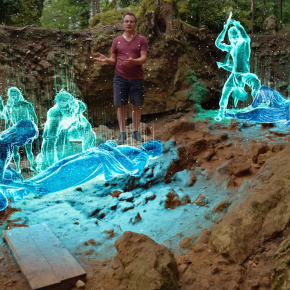 Un chercheur entouré d'hologrammes 